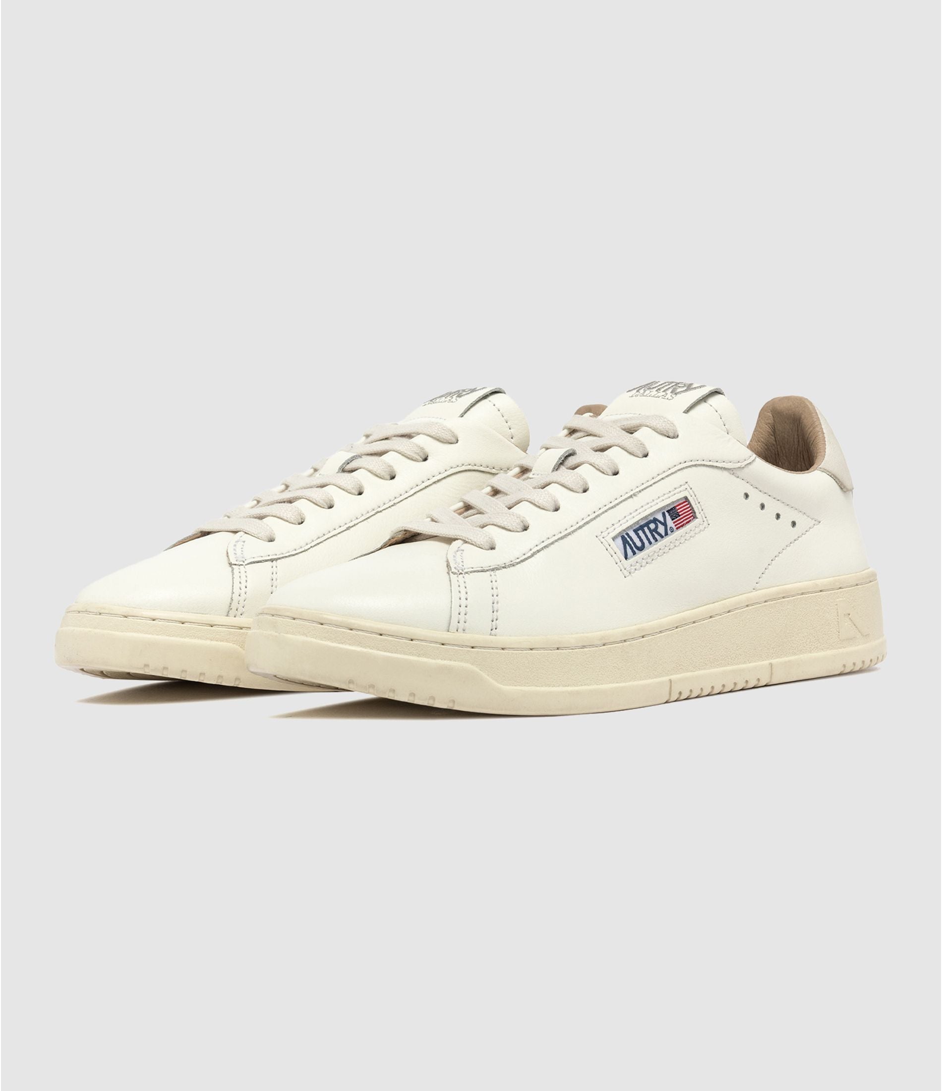 AUTRY BASKETS DALLAS LOW EN CUIR BLANC FRONT