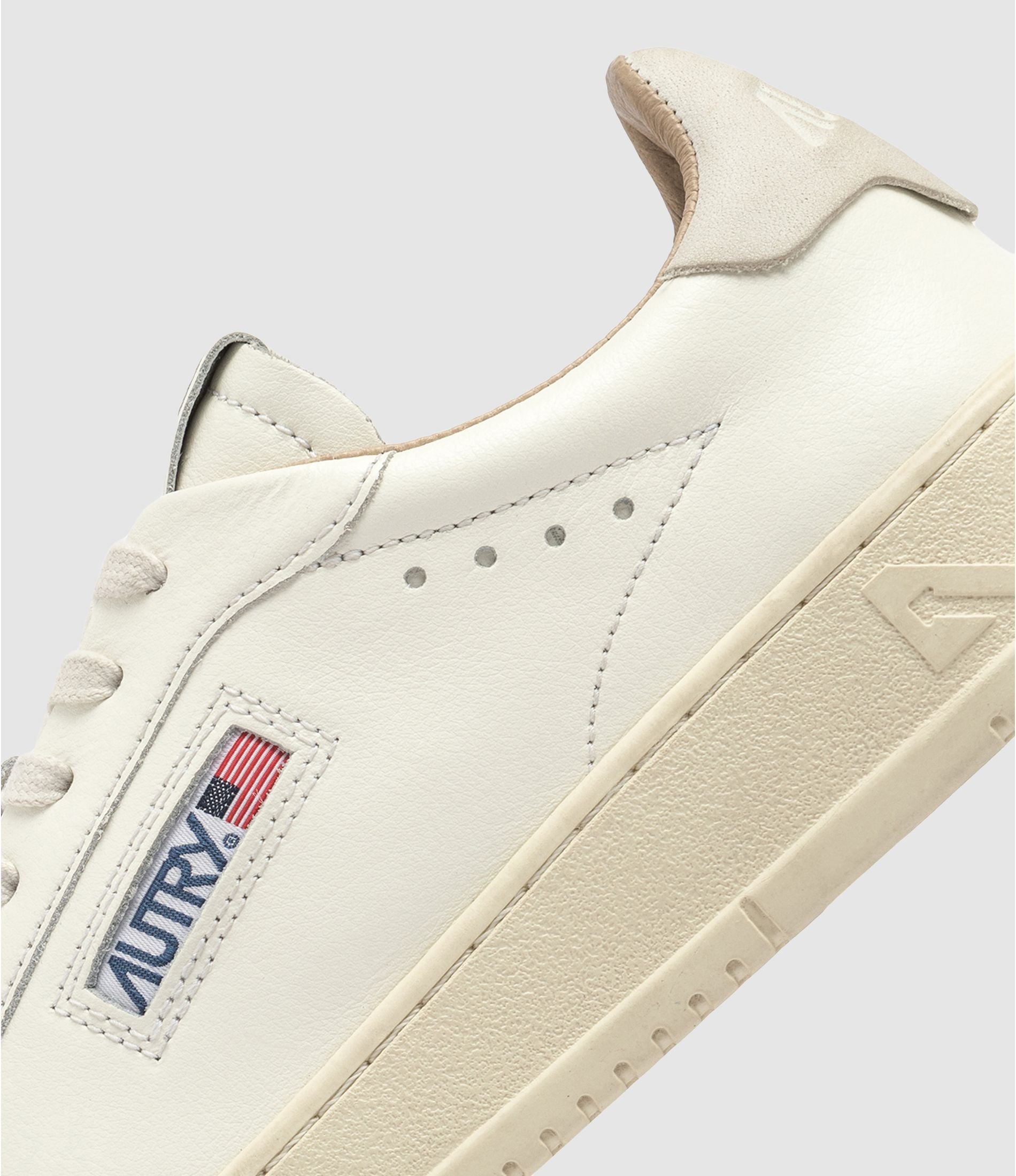 AUTRY BASKETS DALLAS LOW EN CUIR BLANC ZOOM