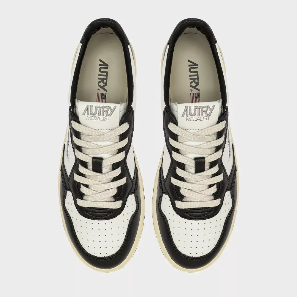 AUTRY BASKETS GAME SET MATCH MEDALIST LOW EN CUIR BLANC ET NOIR TOP
