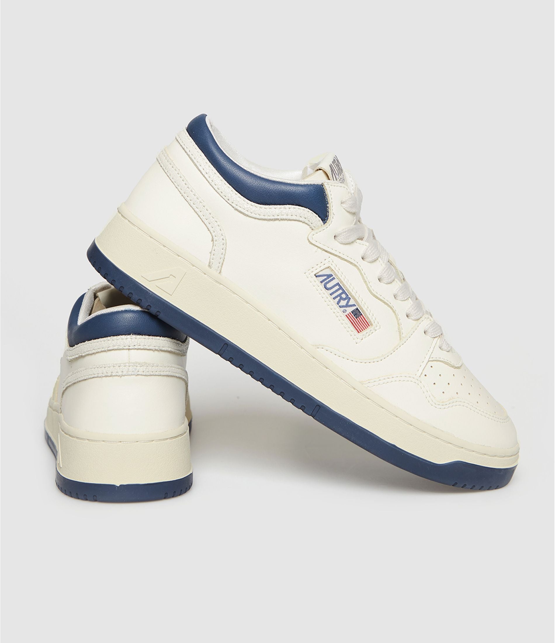 AUTRY BASKETS MED-WAY EN CUIR MARSHMALLOW ET ENSIGN BLEU SIDE