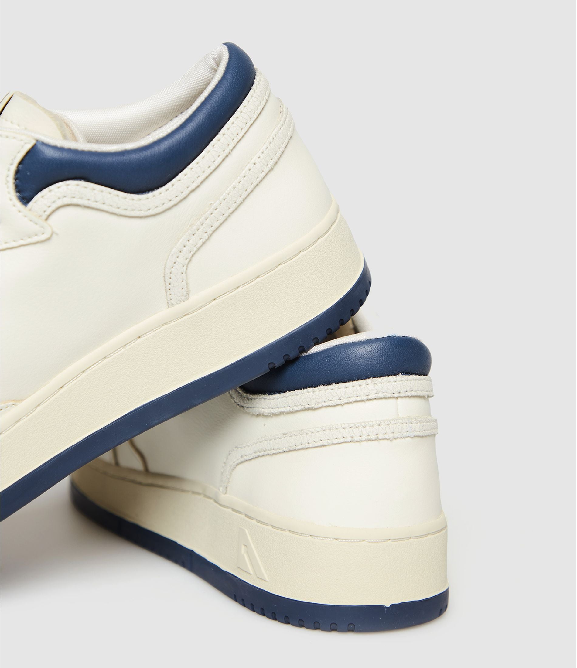 AUTRY BASKETS MED-WAY EN CUIR MARSHMALLOW ET ENSIGN BLEU ZOOM