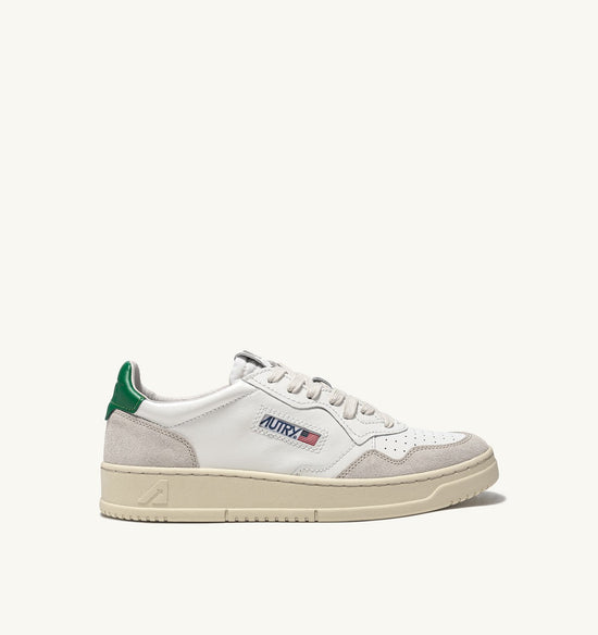 AUTRY BASKETS MEDALIST LOW EN CUIR BLANC ET AMAZON ET DAIM BEIGE — Autry