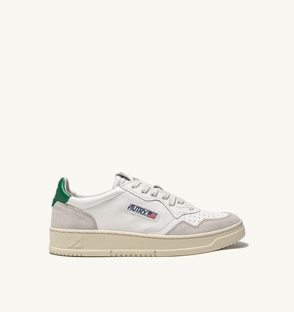 AUTRY BASKETS MEDALIST LOW EN CUIR BLANC ET AMAZON ET DAIM BEIGE — Autry