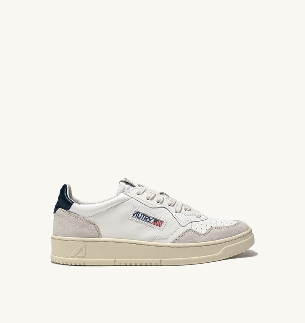 AUTRY BASKETS MEDALIST LOW EN CUIR BLANC ET BLEU ET DAIM BEIGE — Autry