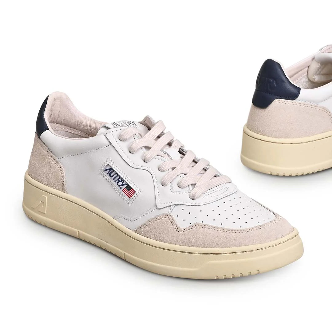 AUTRY BASKETS MEDALIST LOW EN CUIR BLANC ET BLEU ET DAIM BEIGE SIDE