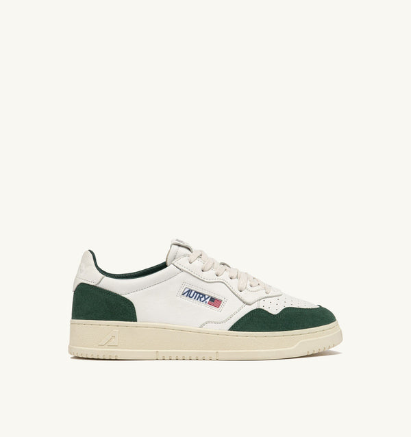 AUTRY BASKETS MEDALIST LOW EN CUIR BLANC ET DAIM BOTTLE — Autry