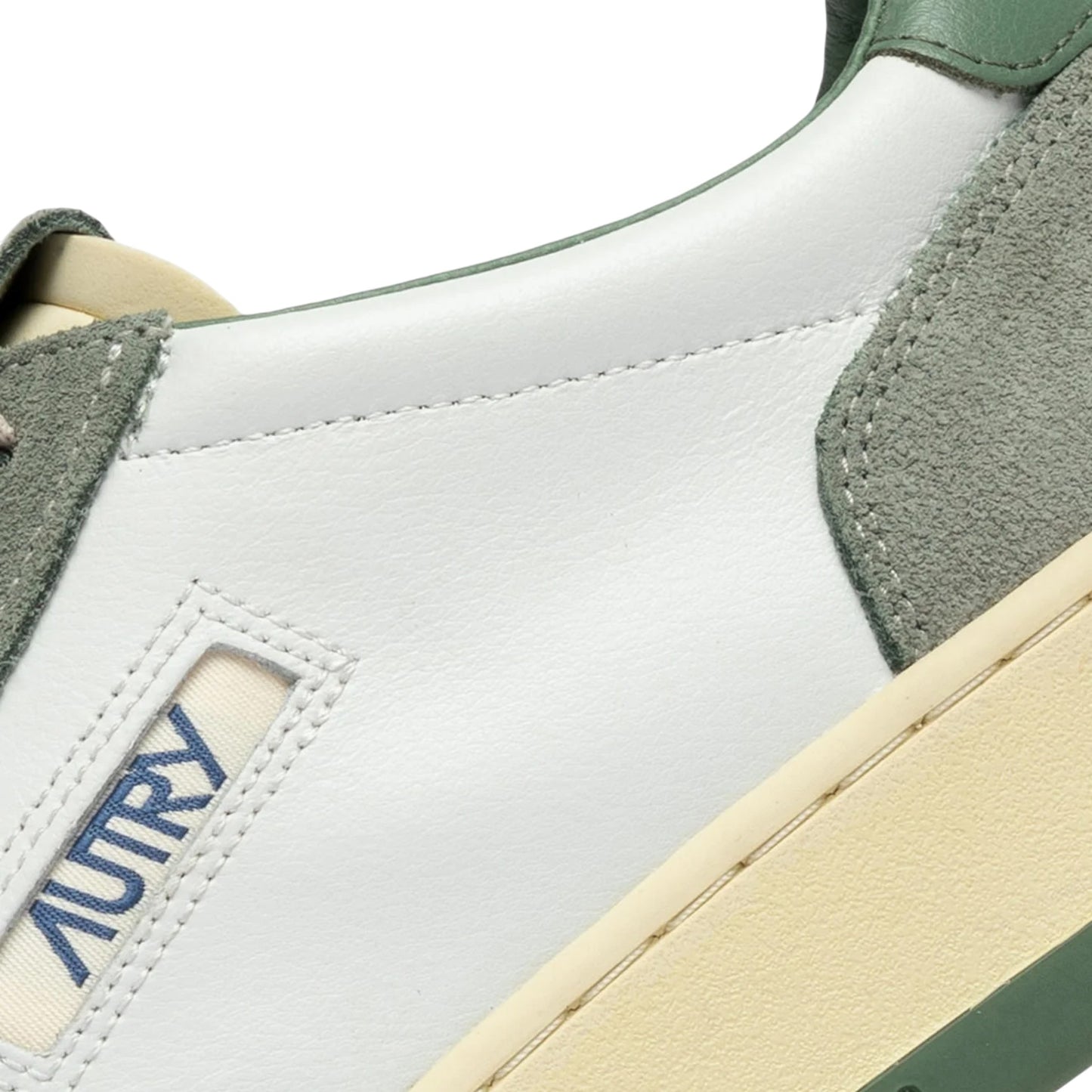 AUTRY BASKETS MEDALIST LOW EN CUIR BLANC ET DAIM SEA SPRAY