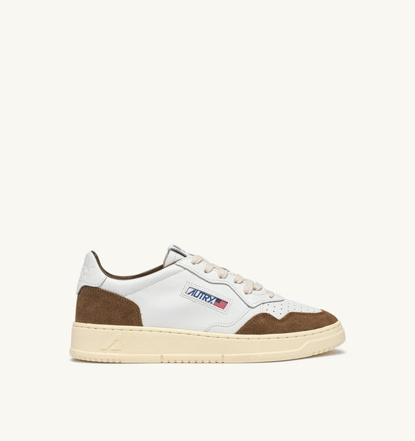 AUTRY BASKETS MEDALIST LOW EN CUIR BLANC ET DAIM TABAC — Autry