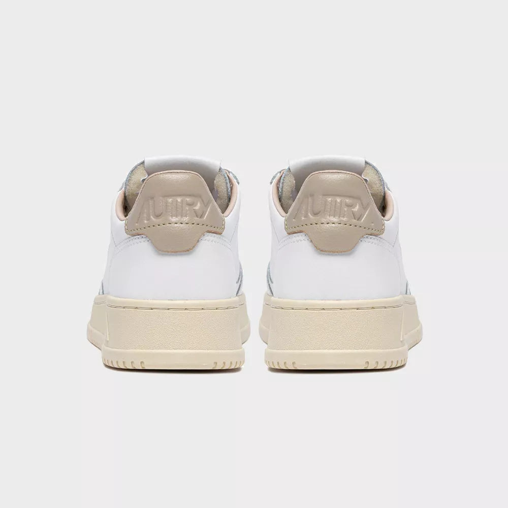 AUTRY BASKETS MEDALIST LOW EN CUIR BLANC ET TIDAL FOAM BACK