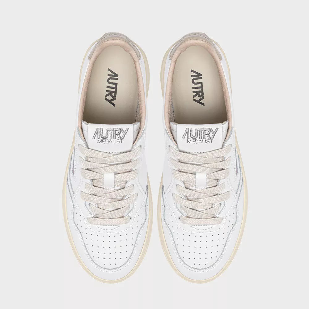AUTRY BASKETS MEDALIST LOW EN CUIR BLANC ET TIDAL FOAM TOP
