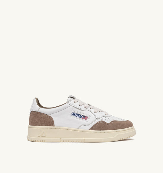 AUTRY BASKETS MEDALIST LOW EN CUIR BLANC ET TOBACCO — Autry