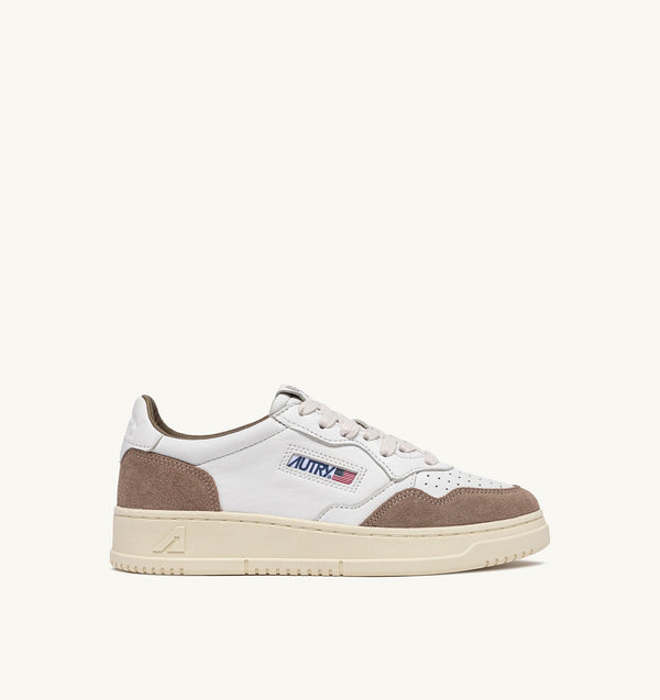 AUTRY BASKETS MEDALIST LOW EN CUIR BLANC ET TOBACCO — Autry