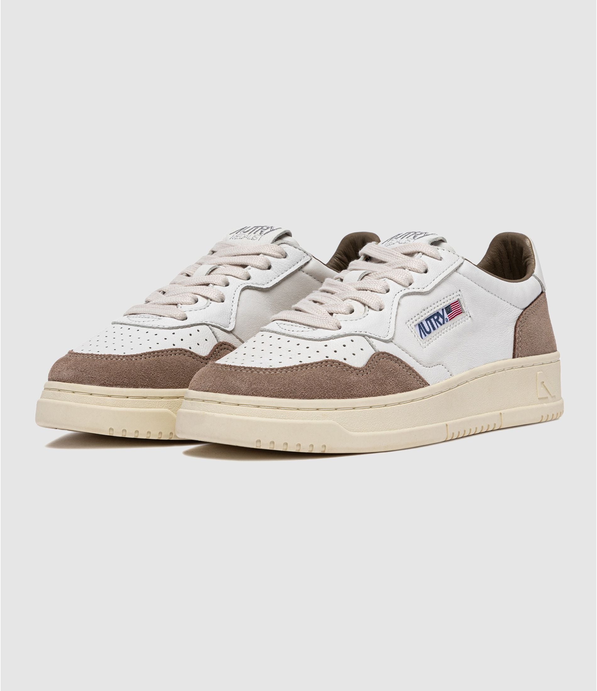 AUTRY BASKETS MEDALIST LOW EN CUIR BLANC ET TOBACCO FRONT