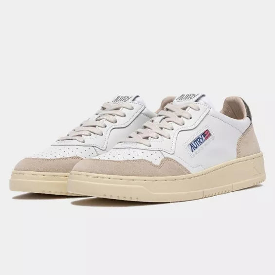AUTRY BASKETS MEDALIST LOW EN DAIM ET CUIR BLANC ET MOREL FRONT