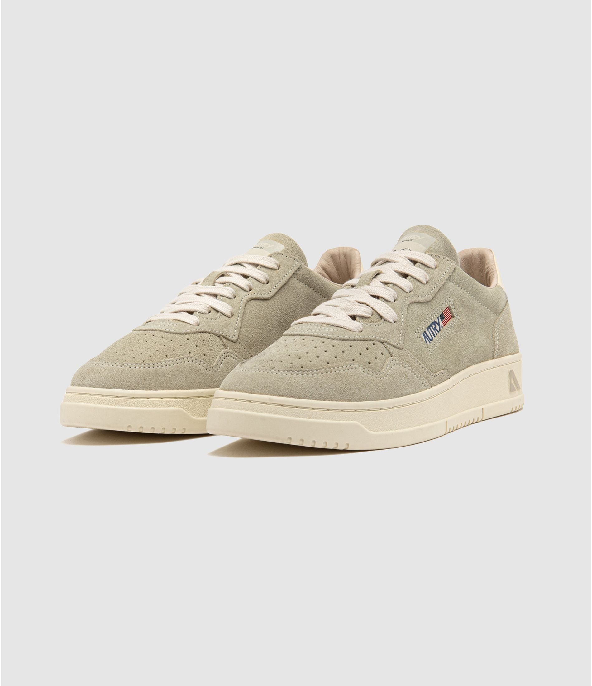 AUTRY BASKETS MEDALIST LOW EN DAIM PAPYRUS ET OFF WHITE FRONT
