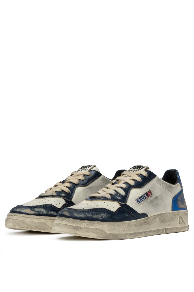 AUTRY BASKETS MEDALIST LOW SUPER VINTAGE EN CUIR BLANC ET BLEU FRONT