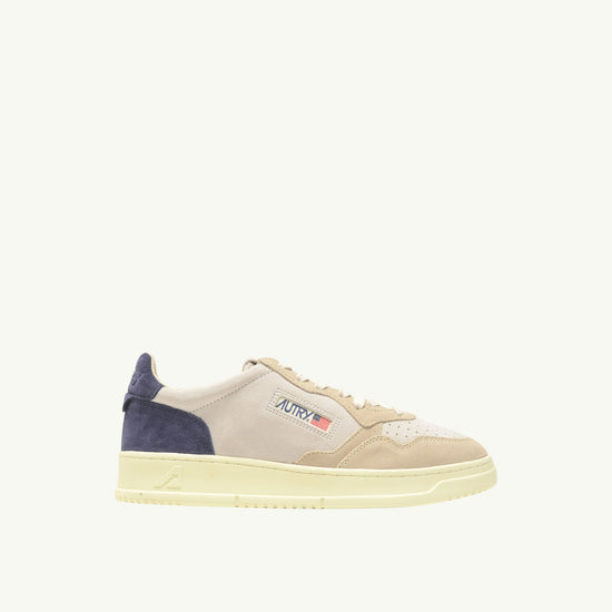 AUTRY BASKETS MEDALIST LOW TRICOLOR EN DAIM SAND ET BLUE — Autry