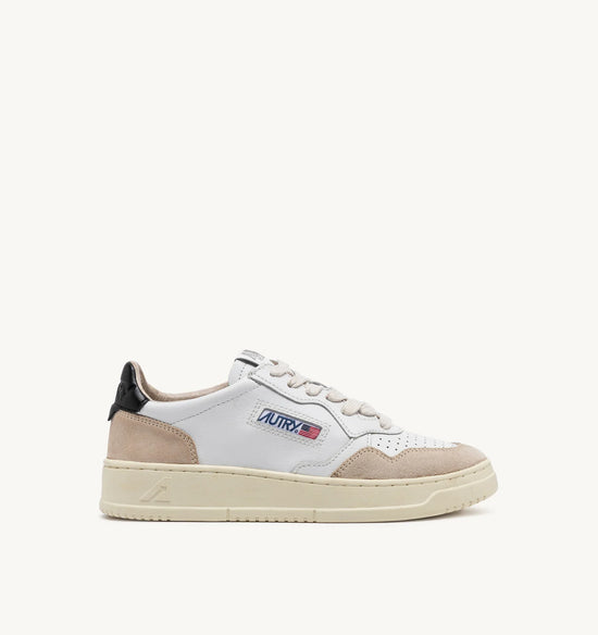AUTRY MEDALIST BASSE EN CUIR BLANC ET NOIR ET DAIM BEIGE — Autry