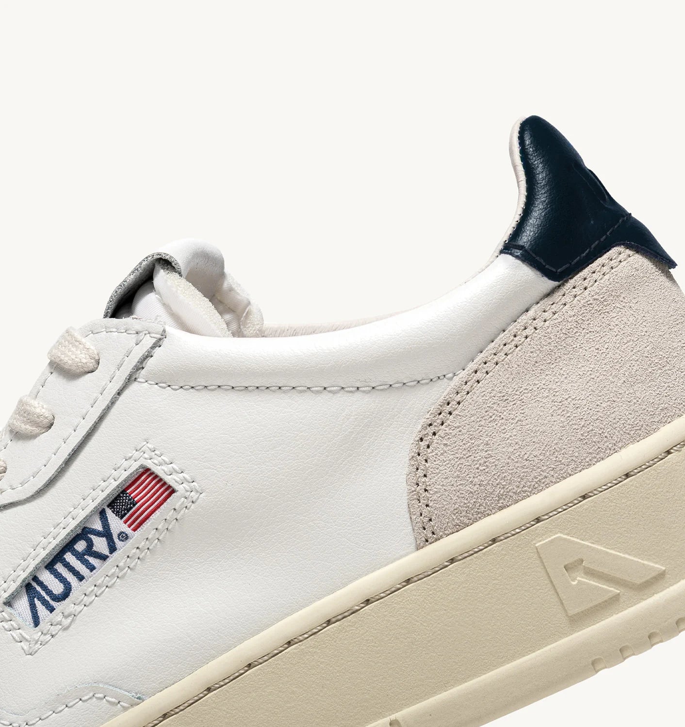 AUTRY MEDALIST LOW EN CUIR BLANC ET BLEU ET DAIM BEIGE