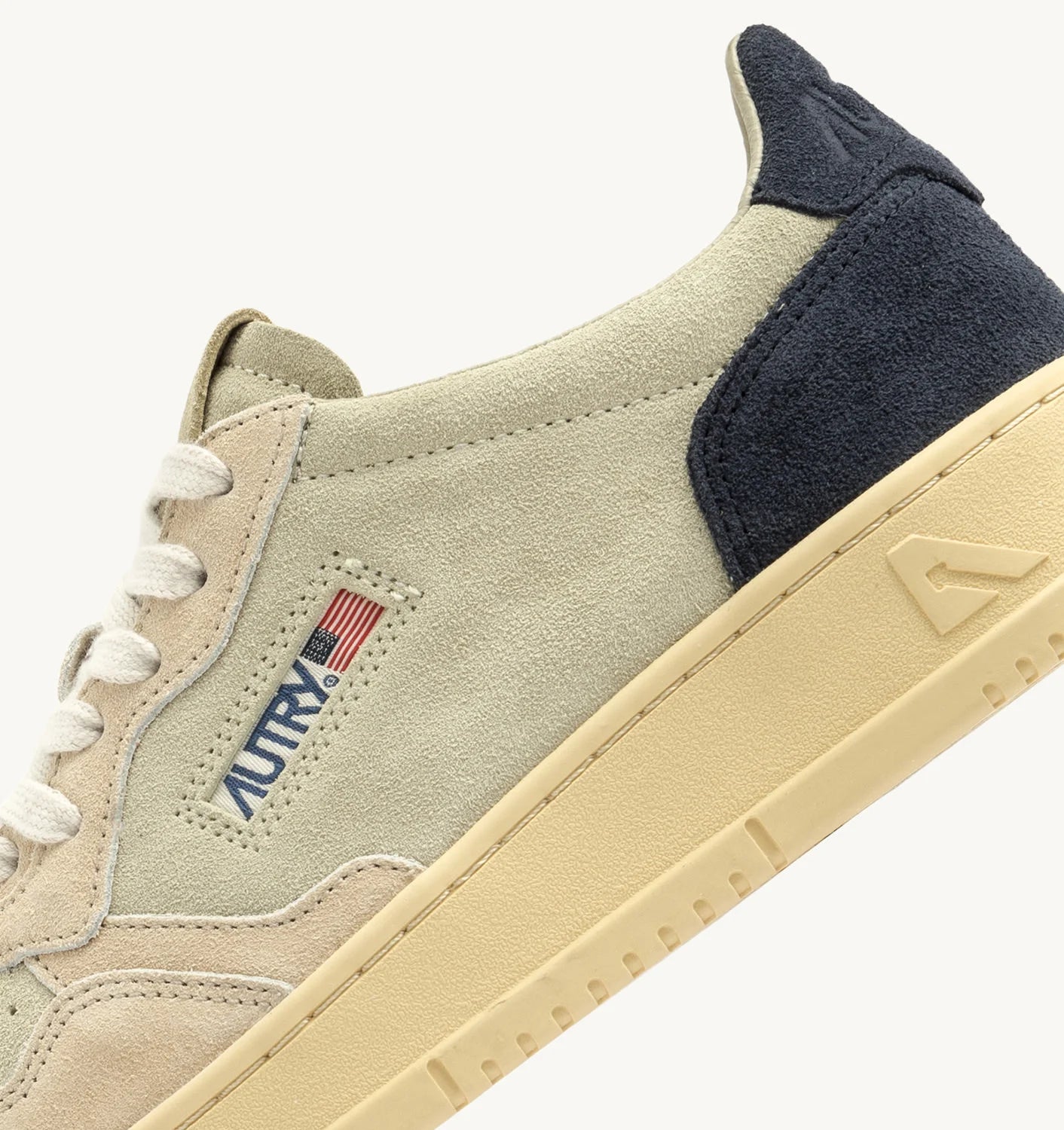 AUTRY MEDALIST LOW TRICOLOR EN DAIM BEIGE ECRU ET BLUE SPACE