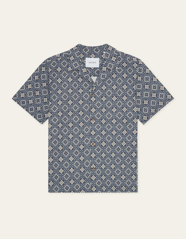 Les Deux LUKAS ARABESQUE AOP S/S SHIRT Blue Fog — Les Deux