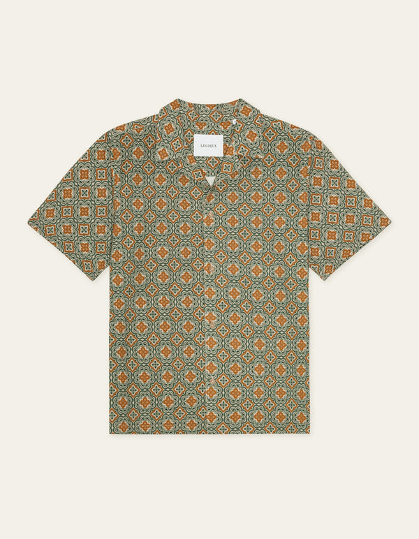 Les Deux LUKAS ARABESQUE AOP S/S SHIRT Sea Moss Green — Les Deux