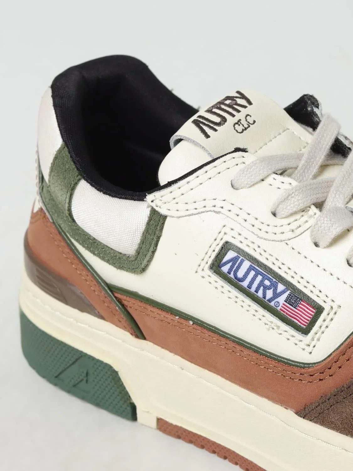 Sneakers Autry CLC LOW Marron et Noir – Vue approché.