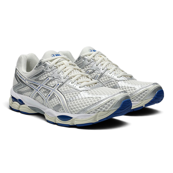 Uptown Asics GEL-CUMULUS 16 running shoes in cream and illusion blue with metallic silver synthetic overlays.