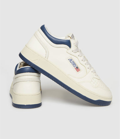 AUTRY BASKETS MED-WAY EN CUIR MARSHMALLOW ET ENSIGN BLEU SIDE