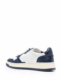 AUTRY BASKETS MEDALIST LOW BICOLOR EN CUIR BLANC ET BLEU BACK