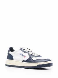 AUTRY BASKETS MEDALIST LOW BICOLOR EN CUIR BLANC ET BLEU SIDE