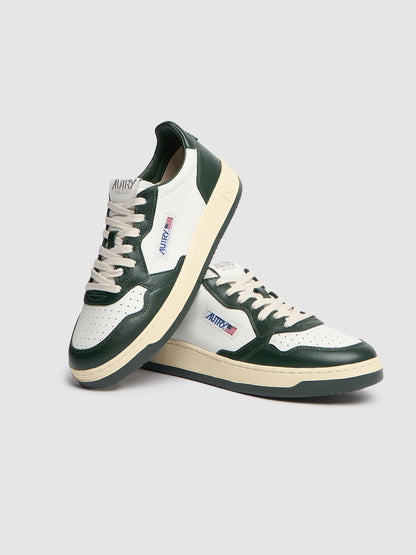 AUTRY BASKETS MEDALIST LOW BICOLOR EN CUIR BLANC ET MOUNTAIN SIDE