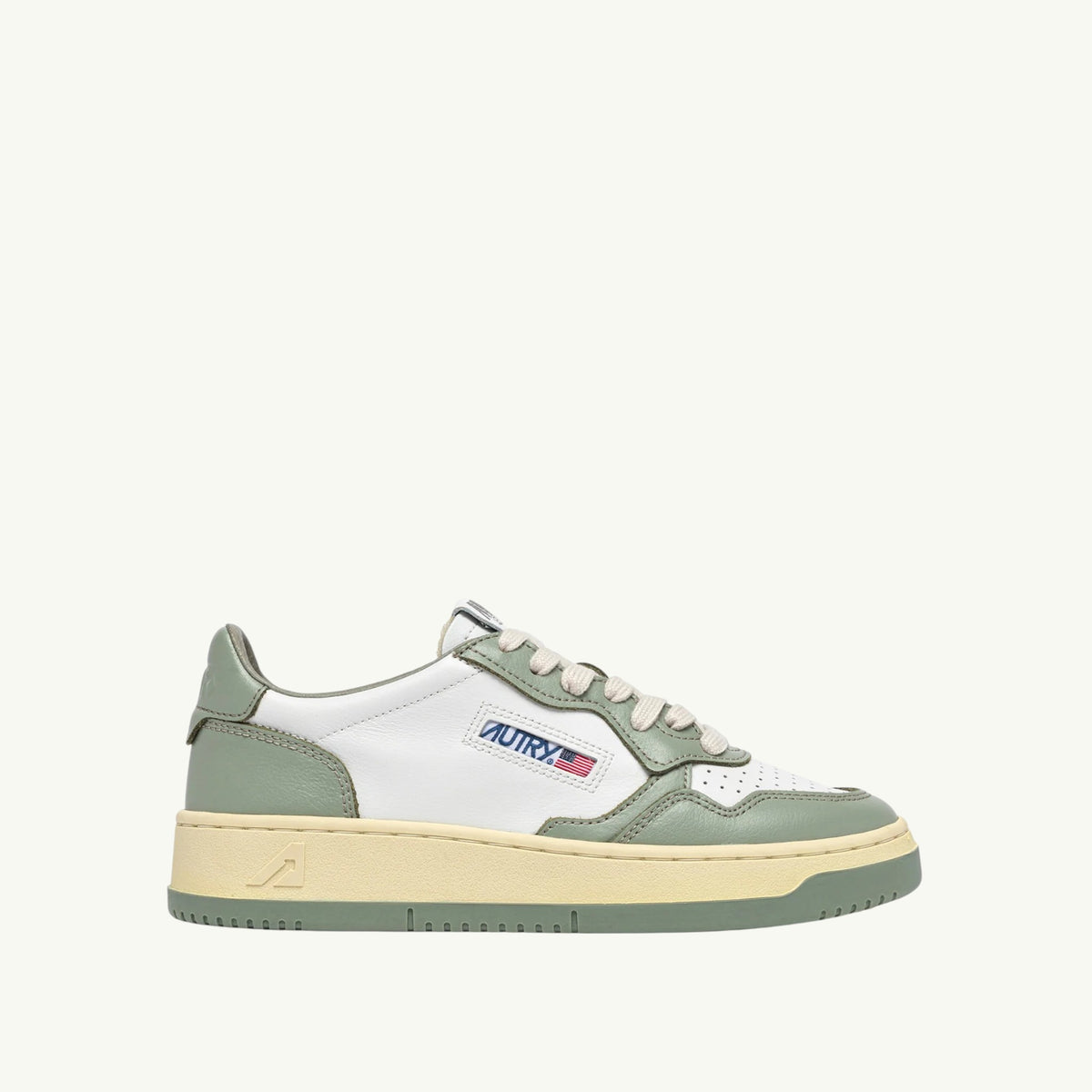 AUTRY BASKETS MEDALIST LOW BICOLOR EN CUIR BLANC ET SEA GRASS