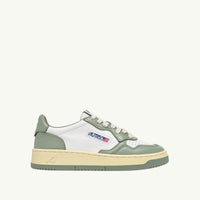 AUTRY BASKETS MEDALIST LOW BICOLOR EN CUIR BLANC ET SEA GRASS