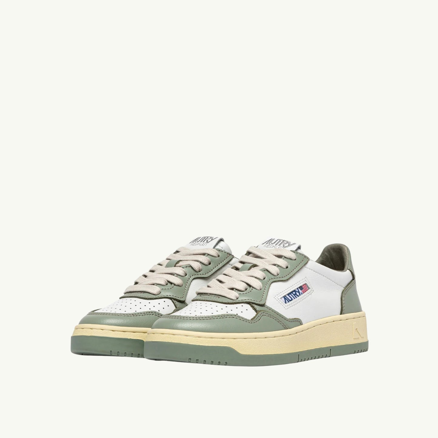 AUTRY BASKETS MEDALIST LOW BICOLOR EN CUIR BLANC ET SEA GRASS