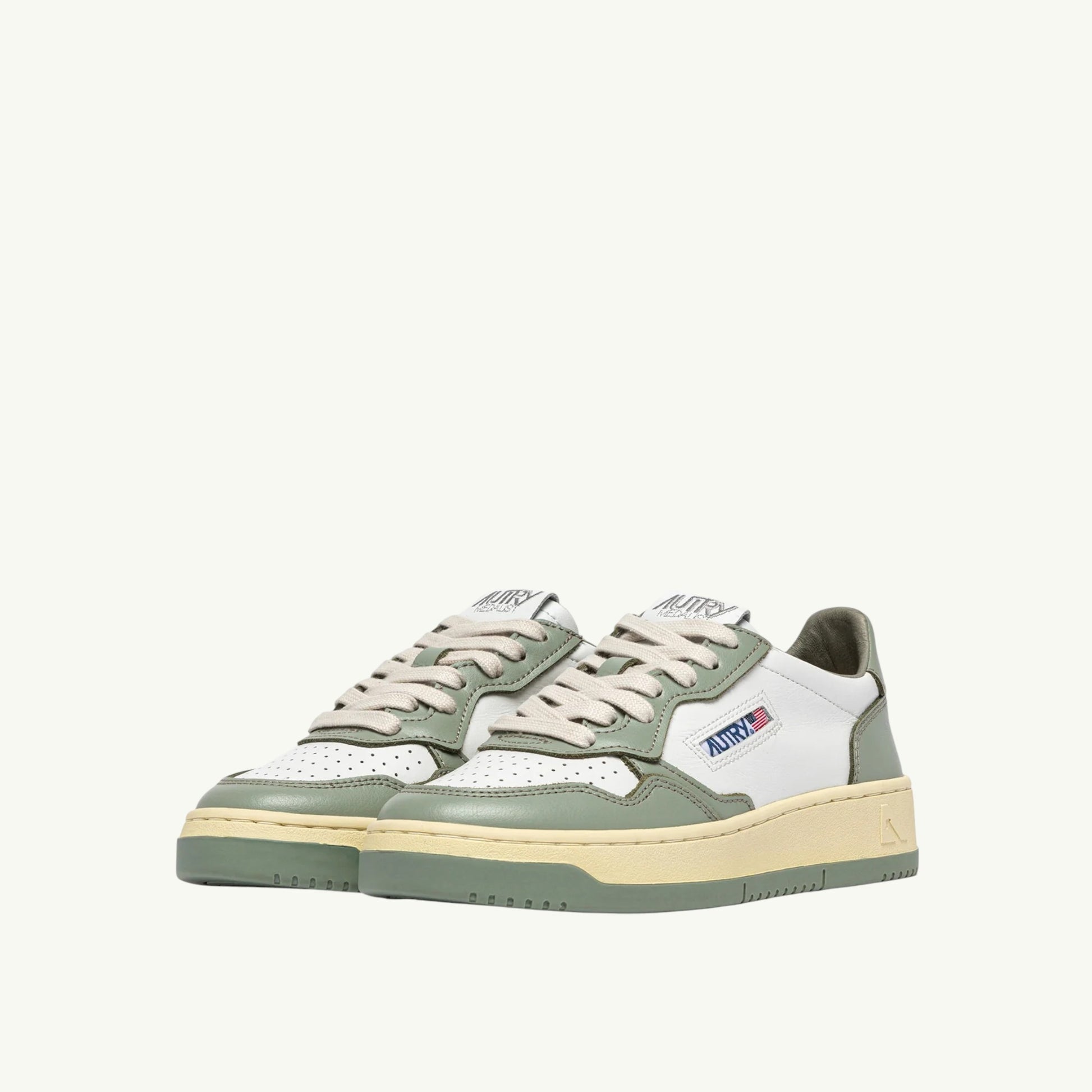 AUTRY BASKETS MEDALIST LOW BICOLOR EN CUIR BLANC ET SEA GRASS