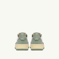 AUTRY BASKETS MEDALIST LOW BICOLOR EN CUIR BLANC ET SEA GRASS