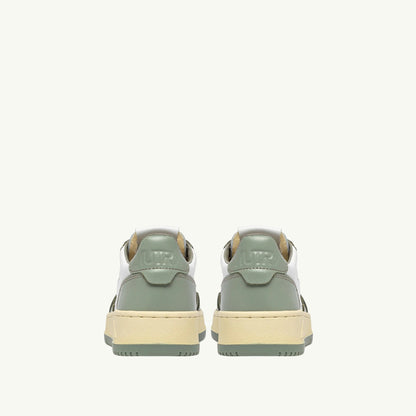 AUTRY BASKETS MEDALIST LOW BICOLOR EN CUIR BLANC ET SEA GRASS