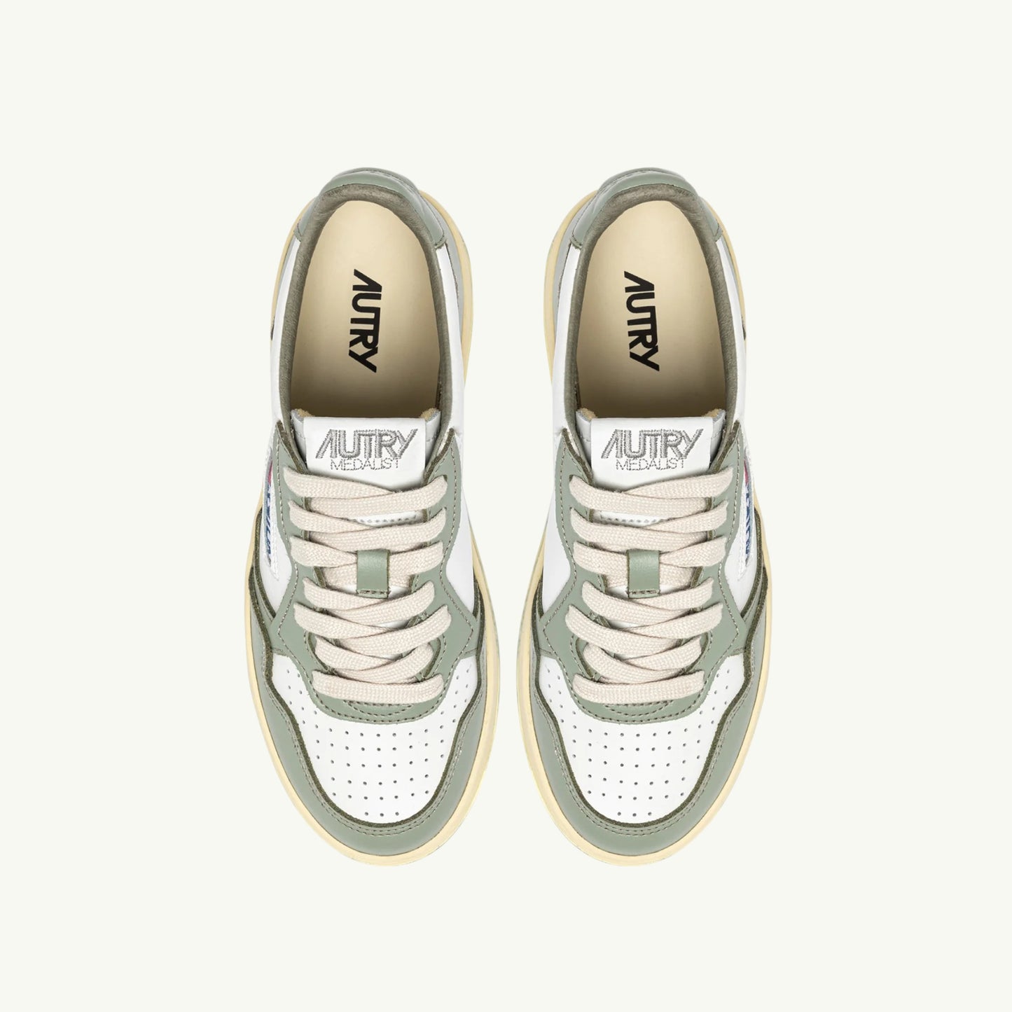 AUTRY BASKETS MEDALIST LOW BICOLOR EN CUIR BLANC ET SEA GRASS