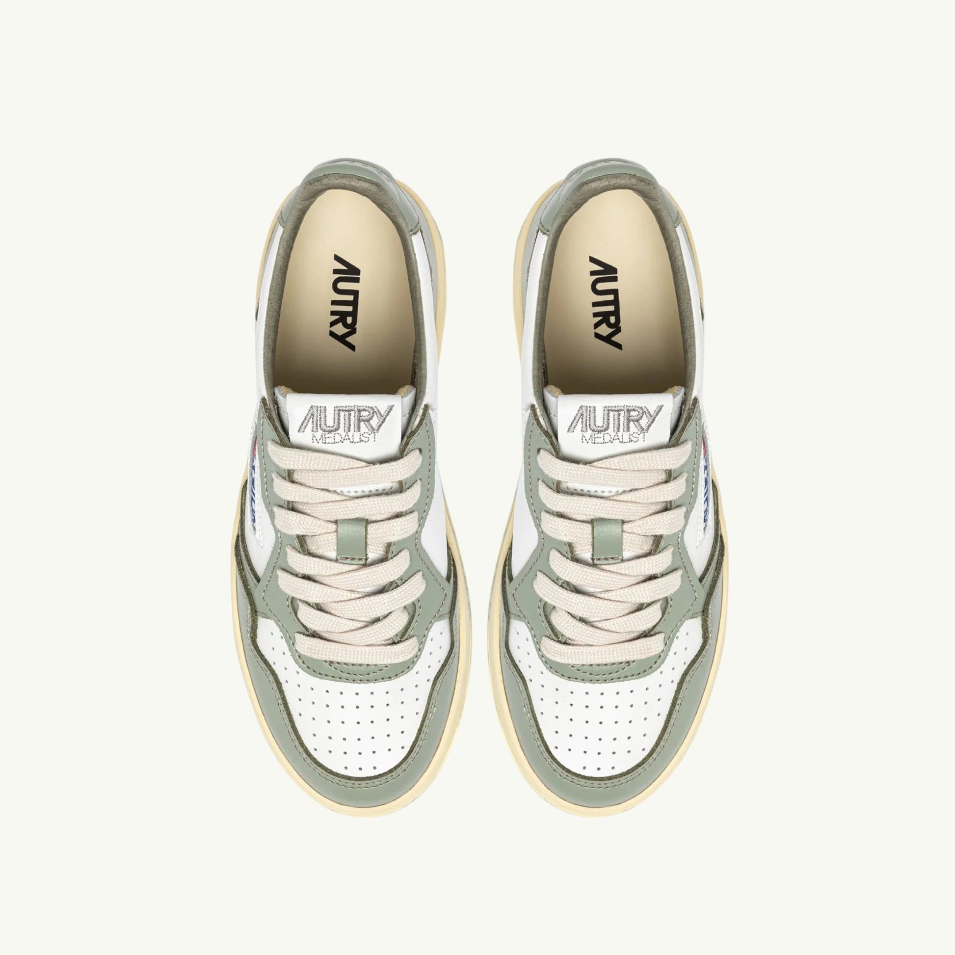 AUTRY BASKETS MEDALIST LOW BICOLOR EN CUIR BLANC ET SEA GRASS