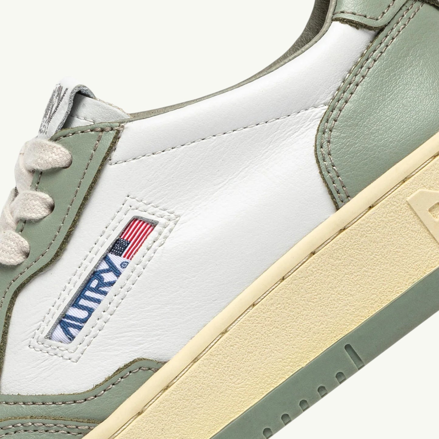 AUTRY BASKETS MEDALIST LOW BICOLOR EN CUIR BLANC ET SEA GRASS