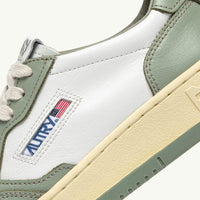 AUTRY BASKETS MEDALIST LOW BICOLOR EN CUIR BLANC ET SEA GRASS