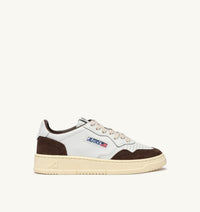 AUTRY BASKETS MEDALIST LOW EN CUIR BLANC ET DAIM ACAJOU