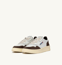 AUTRY BASKETS MEDALIST LOW EN CUIR BLANC ET DAIM ACAJOU