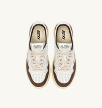 AUTRY BASKETS MEDALIST LOW EN CUIR BLANC ET DAIM ACAJOU