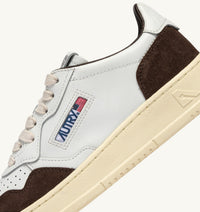 AUTRY BASKETS MEDALIST LOW EN CUIR BLANC ET DAIM ACAJOU