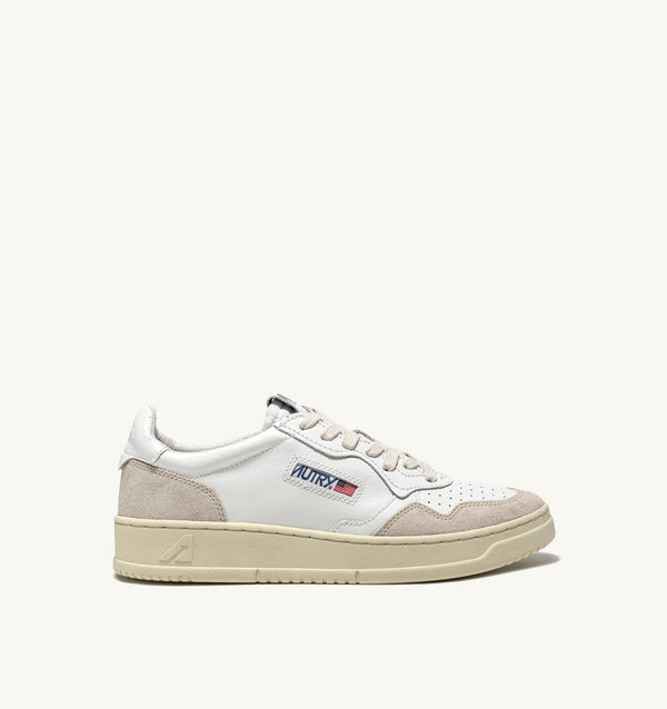 AUTRY BASKETS MEDALIST LOW EN CUIR BLANC ET DAIM BEIGE — Autry