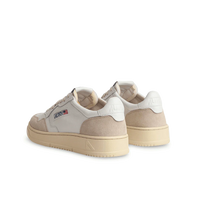 AUTRY BASKETS MEDALIST LOW EN CUIR BLANC ET DAIM BEIGE BACK