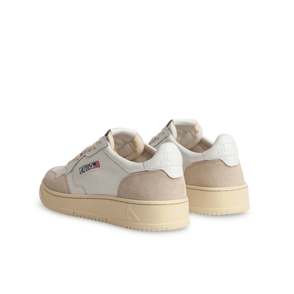 AUTRY BASKETS MEDALIST LOW EN CUIR BLANC ET DAIM BEIGE BACK