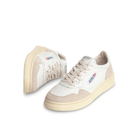 AUTRY BASKETS MEDALIST LOW EN CUIR BLANC ET DAIM BEIGE FRONT